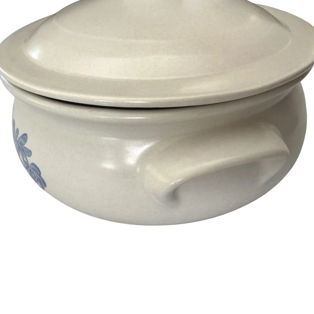 Vintage Pfaltzgraff Yorktowne Covered Casserole Dish Blue Floral Stoneware 2 Qt‎